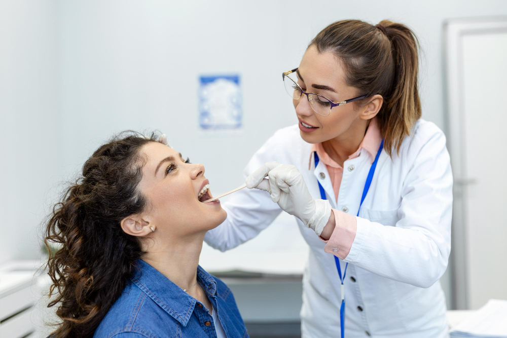médica verificando laringe de paciente